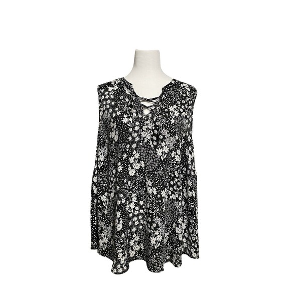 TORRID Harper Black White Floral Blouse Size 3 EUC! - Picture 1 of 12